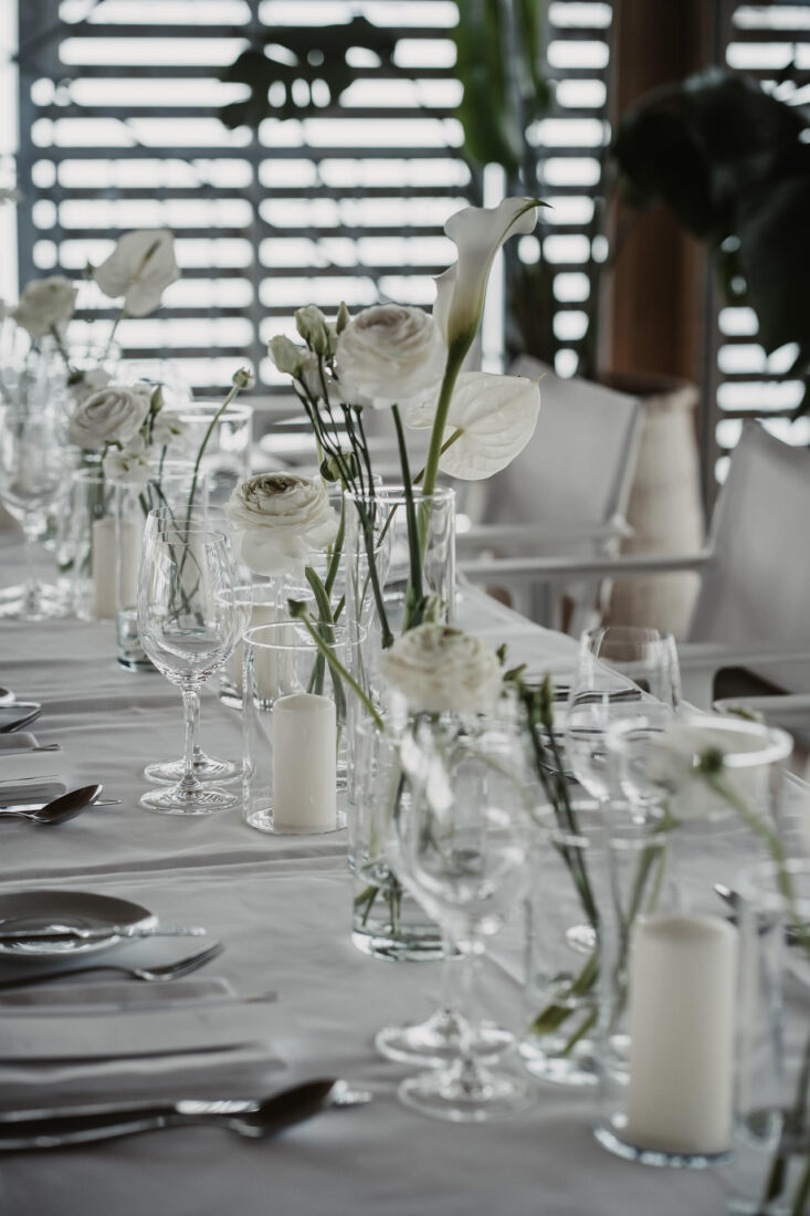 Elegante Tischdekoration in Weiß im Badehaus des Seehotel am Kaiserstrand