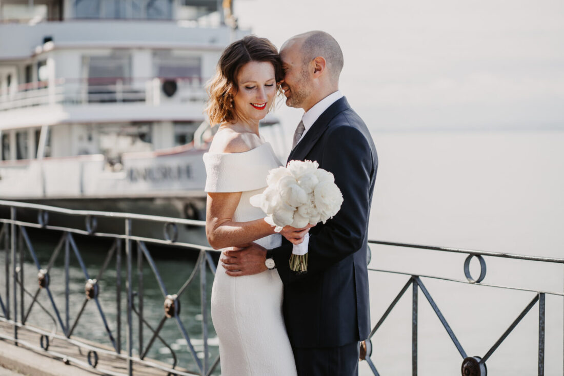 Brautpaar beim Porträtshooting am Hafen von Meersburg vor der MS Karlsruhe, fotografiert mit natürlichem Licht am Bodensee.