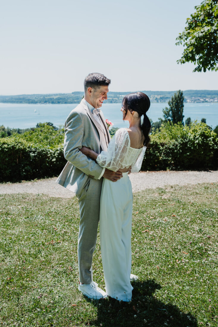 Brautpaar beim Shooting mit weitem Panorama-Blick über den Bodensee beim Schloss Rauenstein.