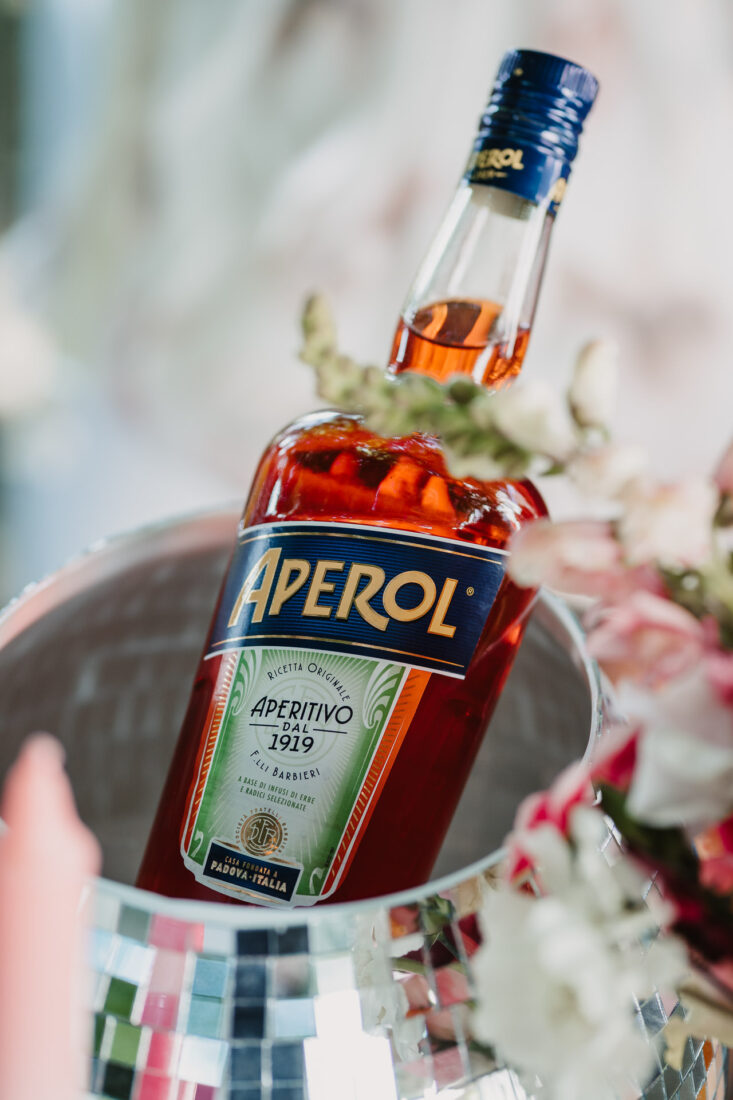 Eine Flasche Aperol in einem silbernen Discokugel-Eiskübel während einer Hochzeitsfeier in Überlingen.