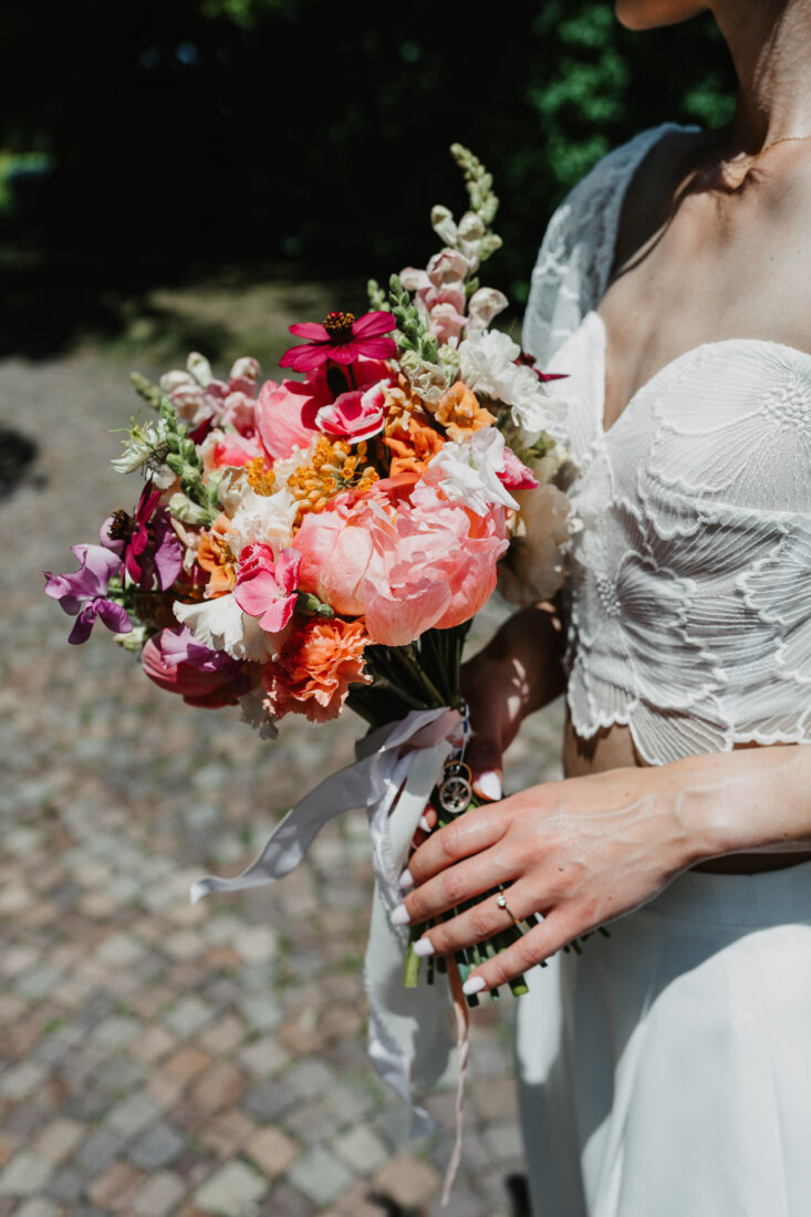 Nahaufnahme eines Sommer-Brautstraußes, fotografiert von einer Hochzeitsfotografin in Überlingen.