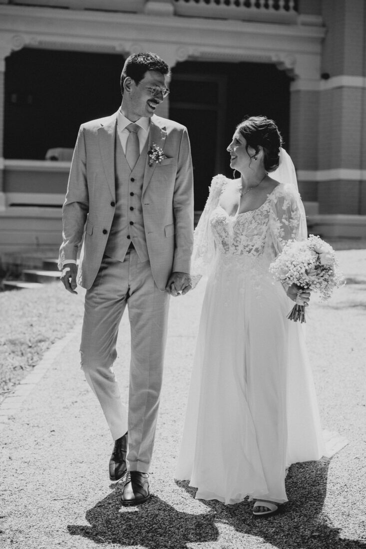 Brautpaar beim entspannten Shooting im Garten von Schloss Marbach am Bodensee.