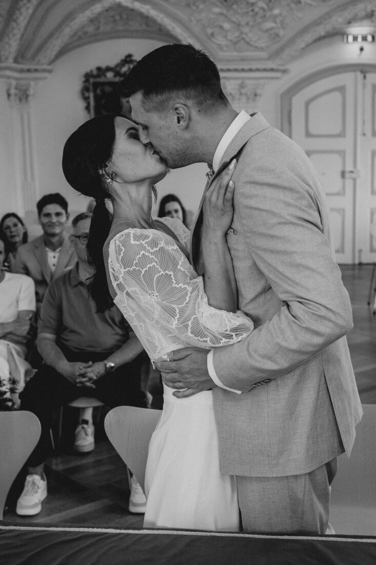Brautpaar küsst sich nach dem Ja-Wort bei der Hochzeit im Museumssaal Überlingen.