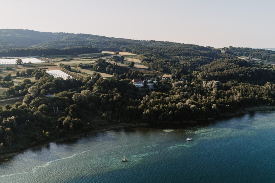 Drohnenaufnahme von Schloss Marbach, eingebettet in die Landschaft der Halbinsel Höri am Bodensee
