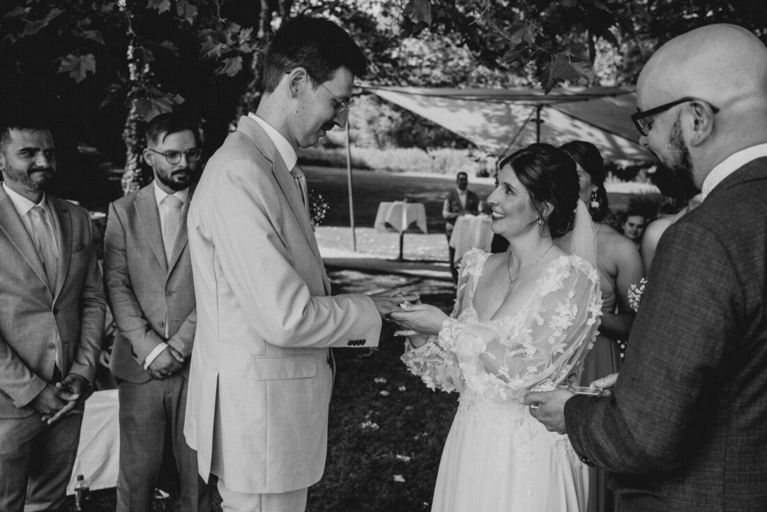 Nahaufnahme vom Ringtausch des Brautpaares während der Zeremonie direkt am Seeufers des Bodensees.