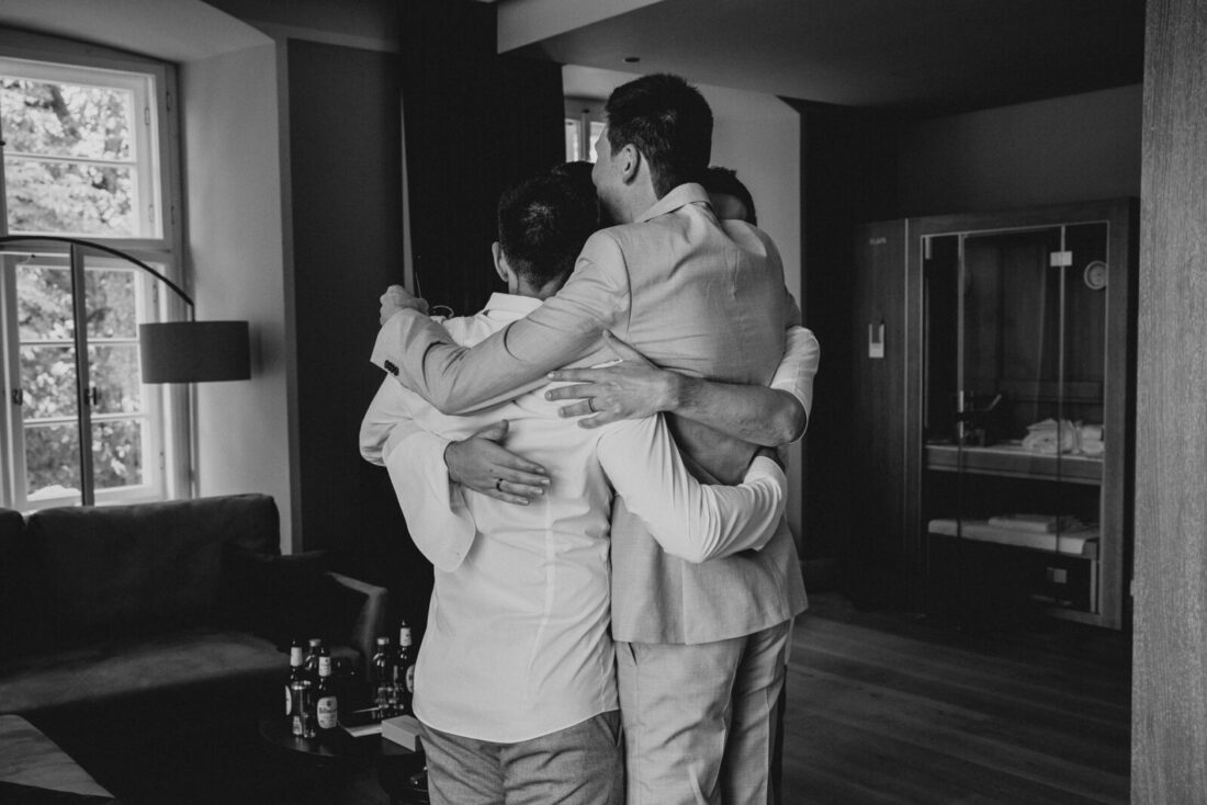 Herzliche Umarmung zwischen dem Bräutigam und seinen Groomsmen im Schloss Marbach in Wangen.