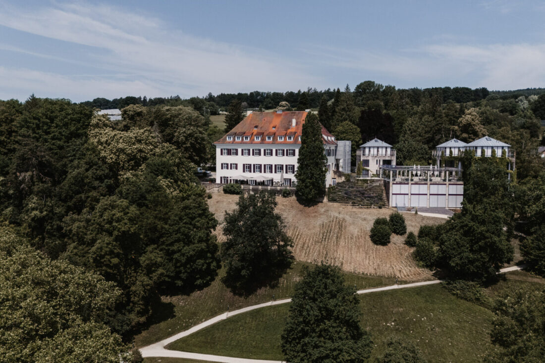 Außenansicht aus der Luft von Schloss Marbach als Kulisse für eine Hochzeit im Juni