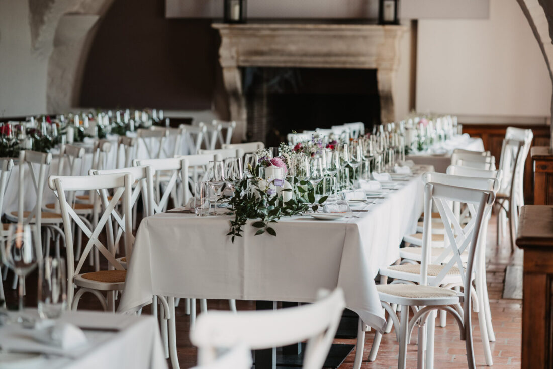 Elegante Tischdekoration mit weißen Blumen und Kerzen bei einer Hochzeit im Schloss Marbach in Wangen.