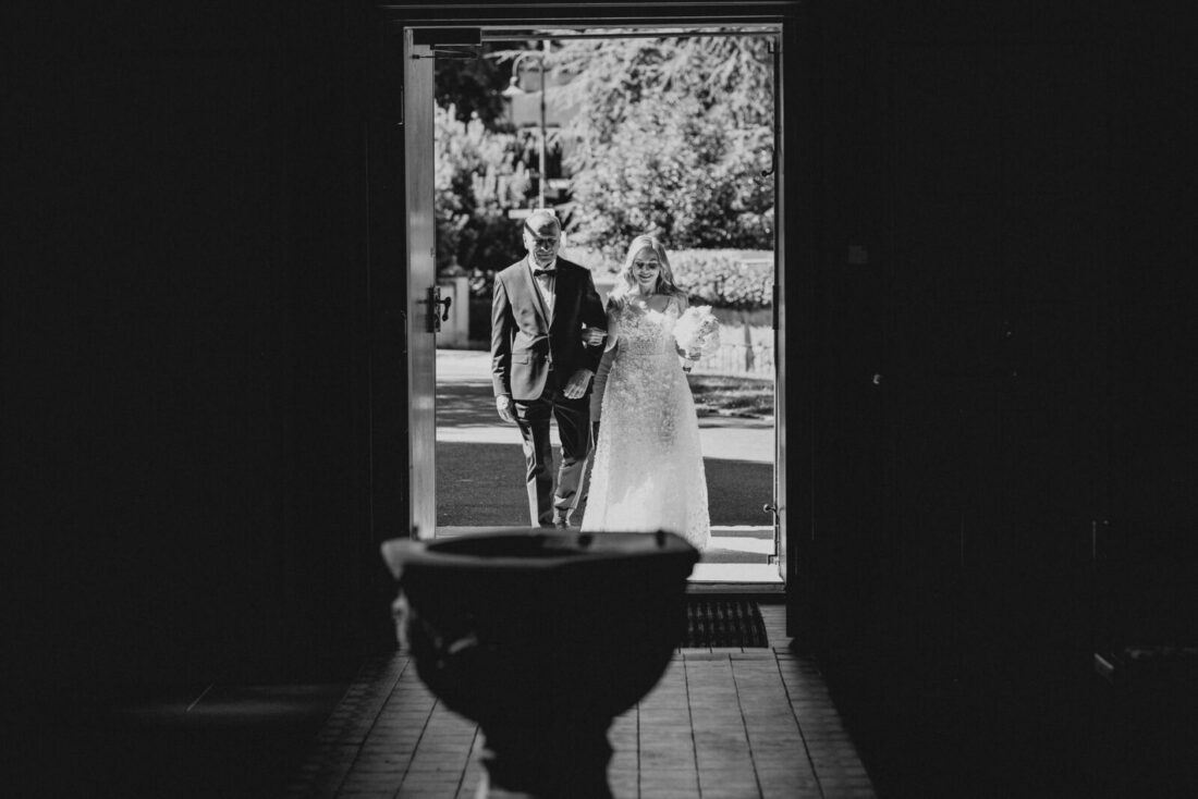 Braut zieht mit ihrem Vater in die Kirche in Bodman-Ludwigshafen ein