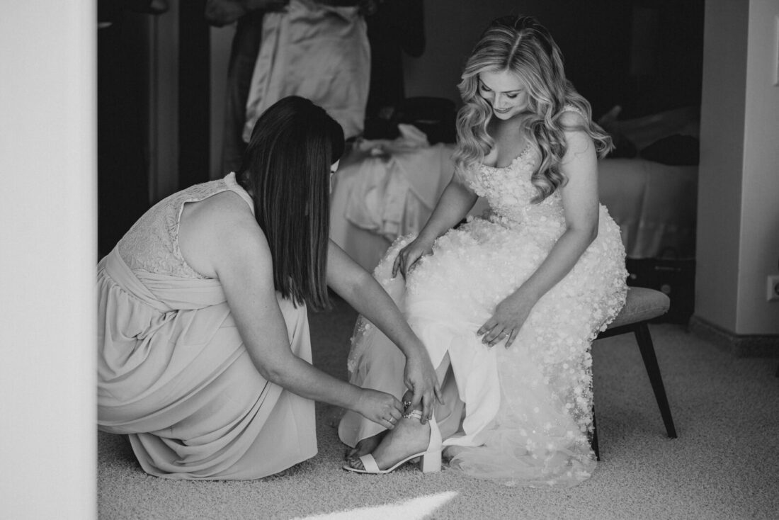 Braut beim Anziehen ihrer Brautschuhe während des Getting Ready im Zollhaus Ludwigshafen