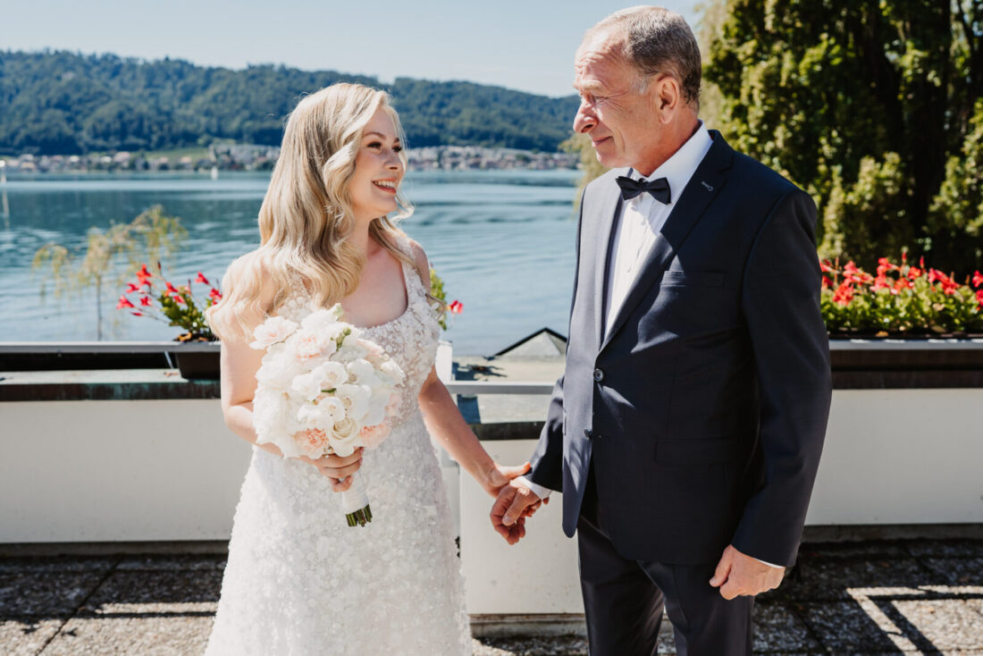 Braut und Vater vor der Trauung in Ludwigshafen am Wasser fotografiert