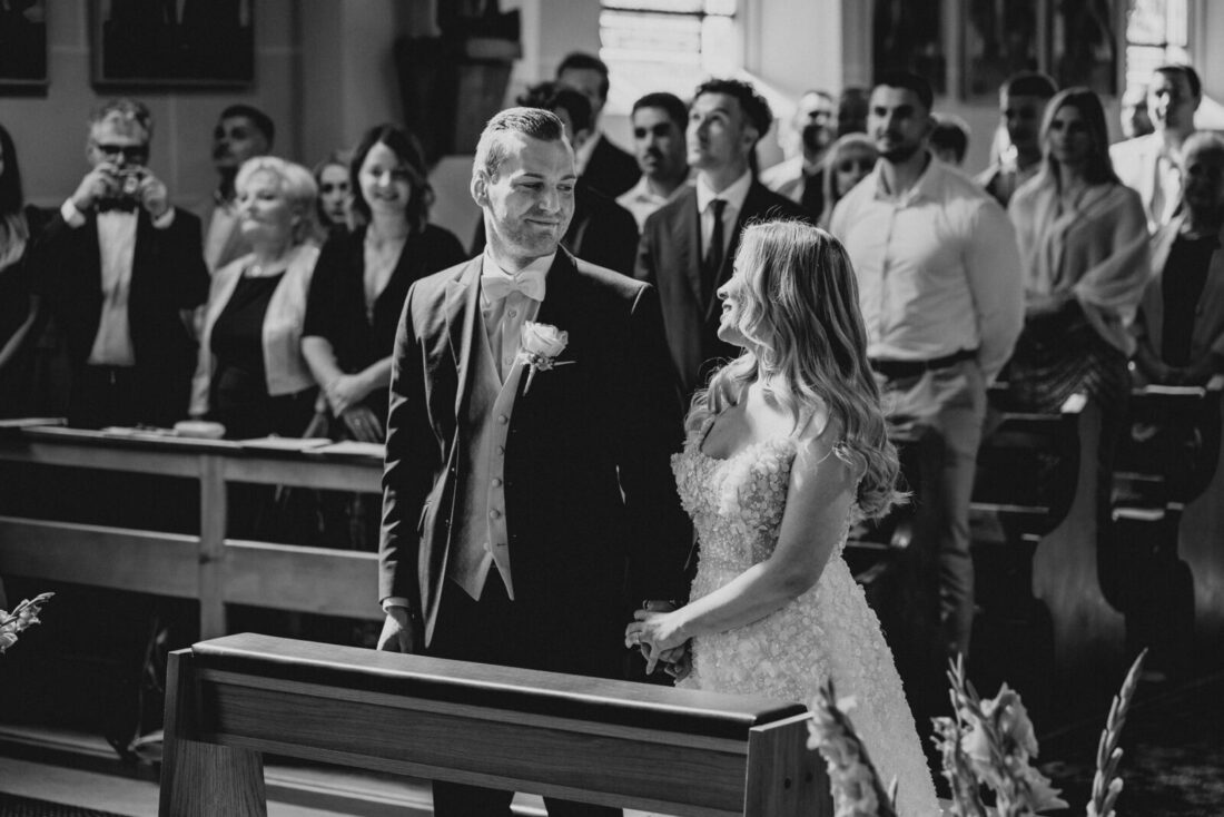 Braut und Bräutigam schauen sich während der Trauung in der Kirche in Bodman-Ludwigshafen an