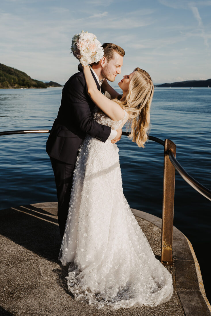 Brautpaar umarmt sich stilvoll direkt am Seeufer in Bodman-Ludwigshafen.