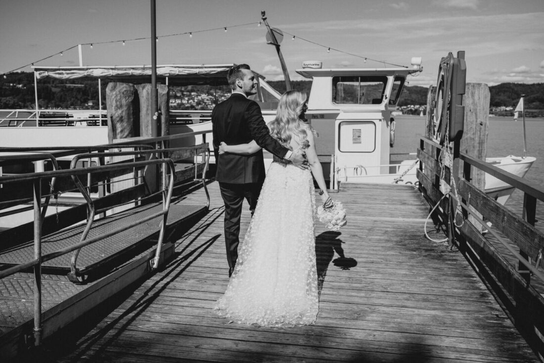 Brautpaar läuft über den Steg am Wasser zum Schiff "Seeperle" in Bodman-Ludwigshafen