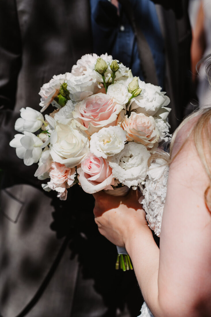 Detailaufnahme des Brautstraußes mit Rosen während einer Hochzeit in Bodman-Ludwigshafen
