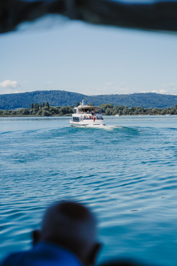 Ein Schiff auf dem blauen Wasser bei Ludwigshafen.