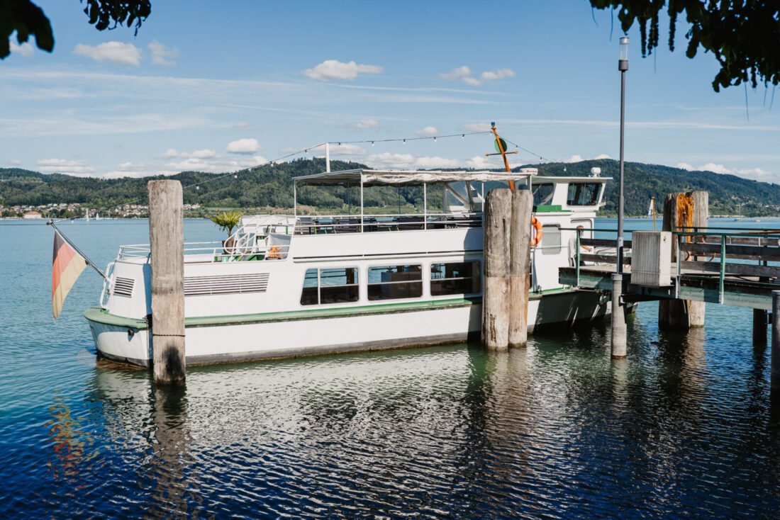 Schiff "Seeperle" am Anleger in Bodman-Ludwigshafen nahe dem Zollhaus während einer Hochzeit