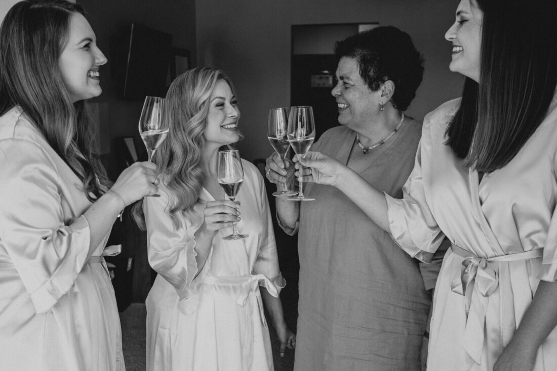Braut und Freundinnen stoßen bei einer Hochzeit im Zollhaus Ludwigshafen an