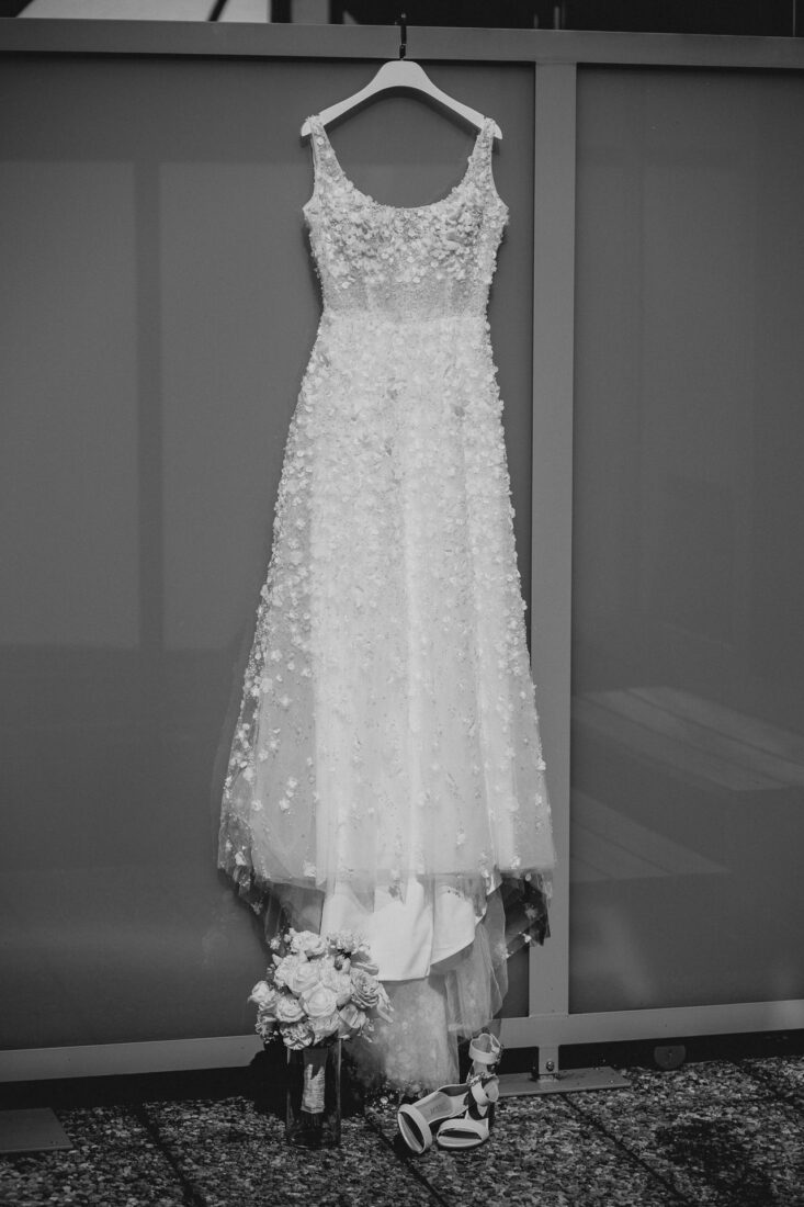 Brautkleid aufgehängt im Zollhaus Ludwigshafen vor der Trauung