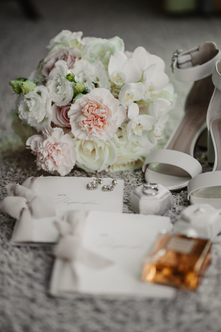Brautstrauß, Brautschuhe und Papeterie bei einer Hochzeit im Zollhaus Ludwigshafen stilvoll arrangiert