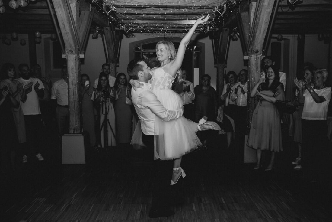 Bräutigam hebt die Braut während des Hochzeitstanzes im Zollhaus Ludwigshafen