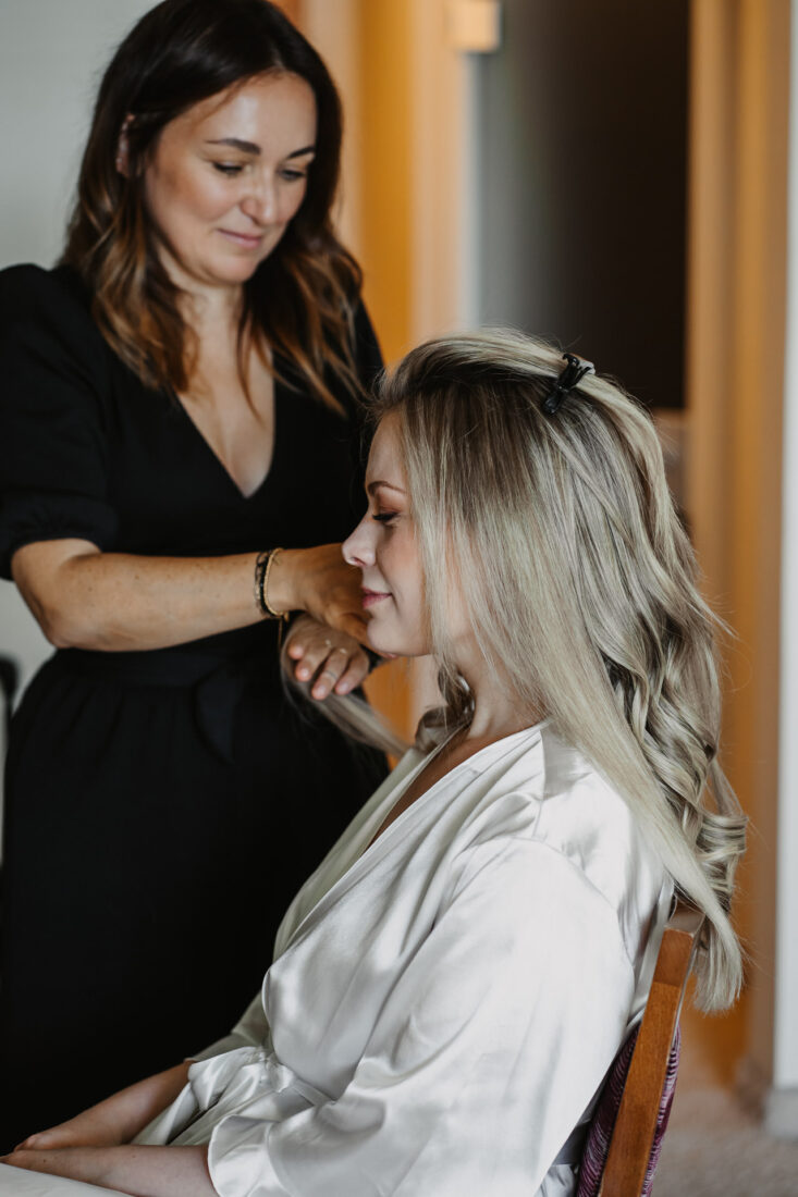 Braut beim Styling während des Getting Ready im Zollhaus Ludwigshafen