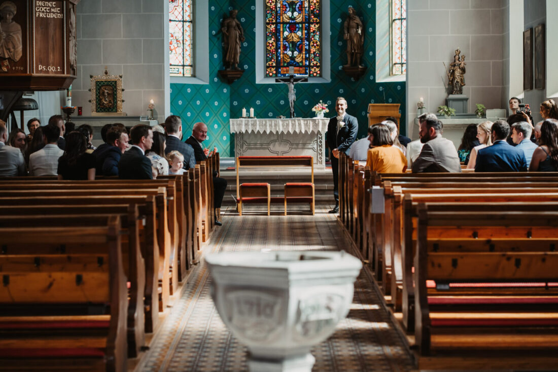 Der Bräutigam wartet auf den Einzug der Braut zur kirchlichen Trauung in Bodman-Ludwigshafen.