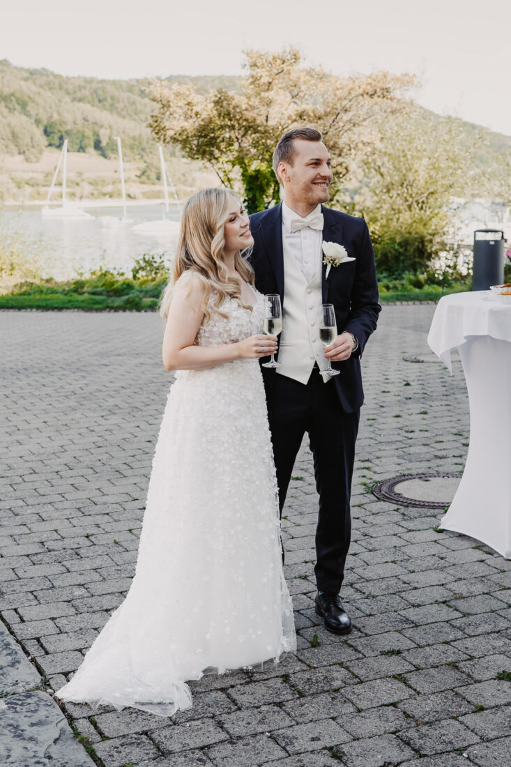 Brautpaar mit Sektgläsern beim Empfang im Zollhaus Ludwigshafen