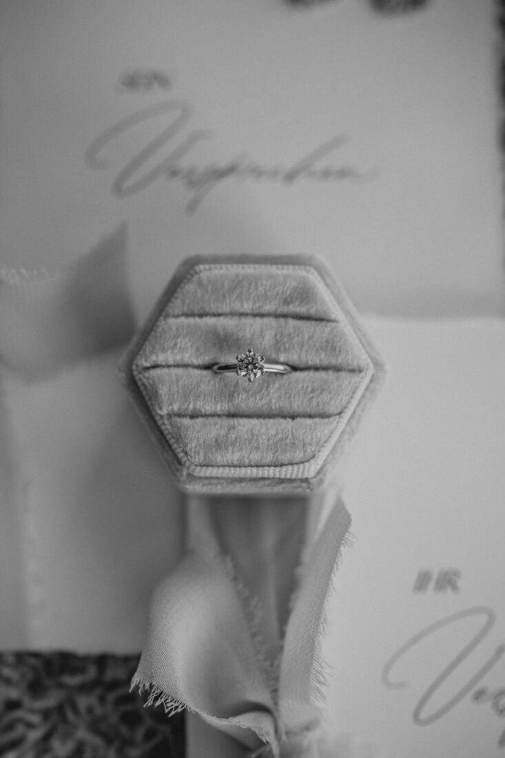 Verlobungsring im Etui beim Getting Ready einer Hochzeit im Zollhaus Ludwigshafen