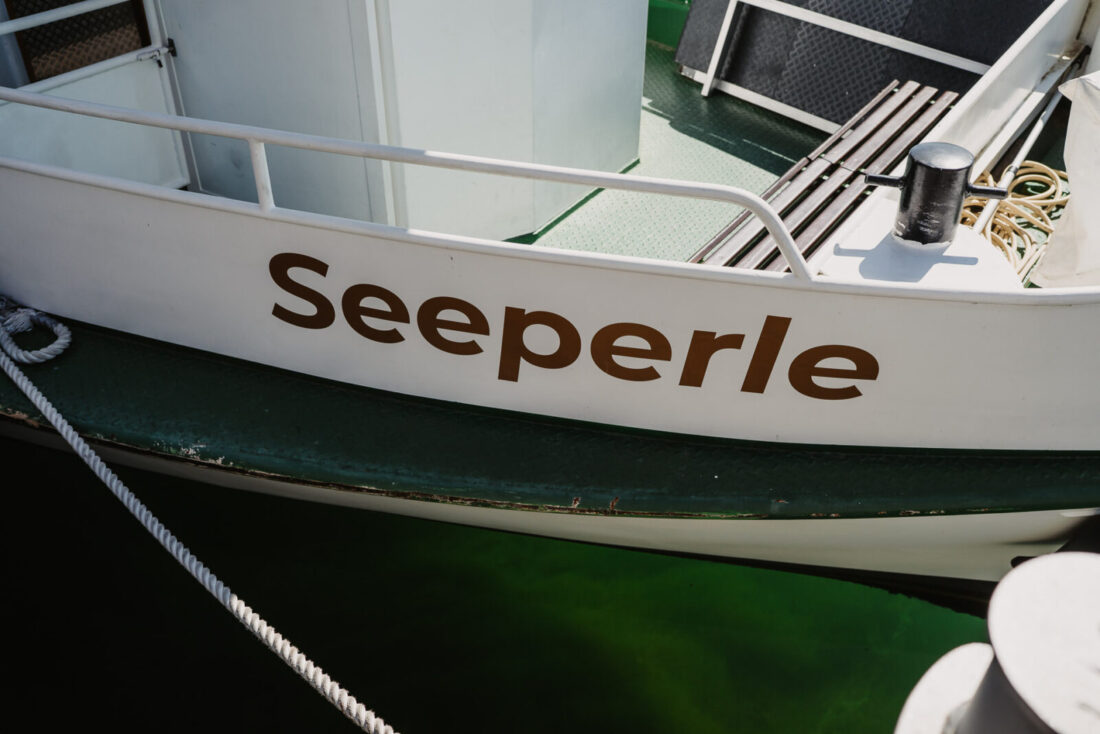 Detailaufnahme des Schriftzuges "Seeperle" eines Bootes in Ludwigshafen.
