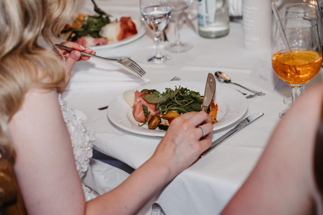 Braut beim Abendessen während der Hochzeitsfeier im Zollhaus Ludwigshafen