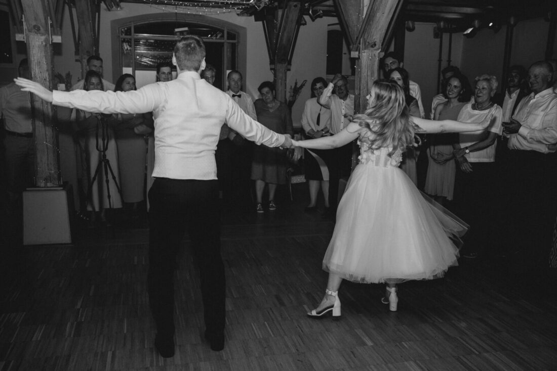 Brautpaar beginnt den Hochzeitstanz im Zollhaus Ludwigshafen vor den Gästen