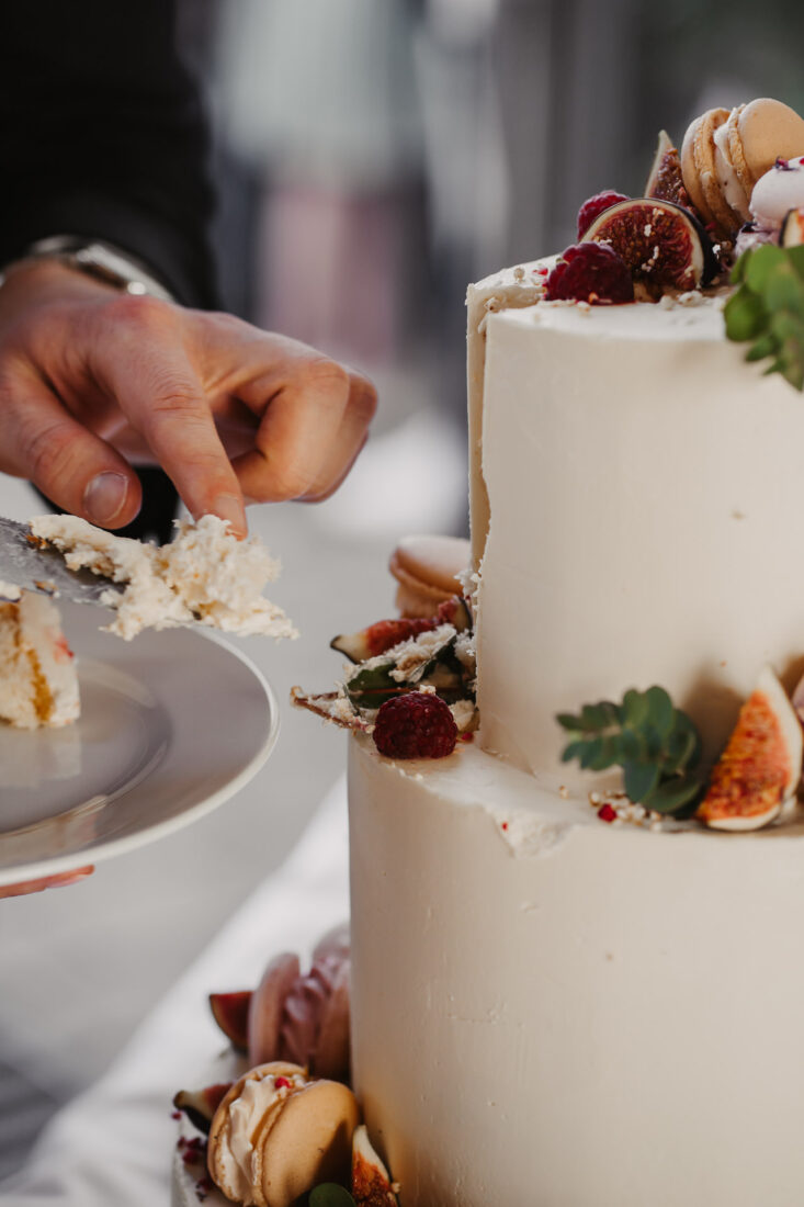 Hochzeitstorte mit Früchten und Macarons bei einer Hochzeit im Zollhaus Ludwigshafen