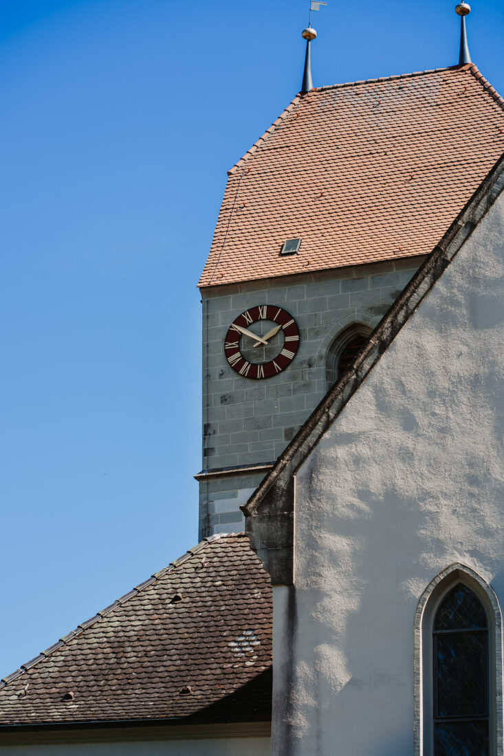 Kirchturm der Kirche in Bodman-Ludwigshafen an einer Sommerhochzeit.