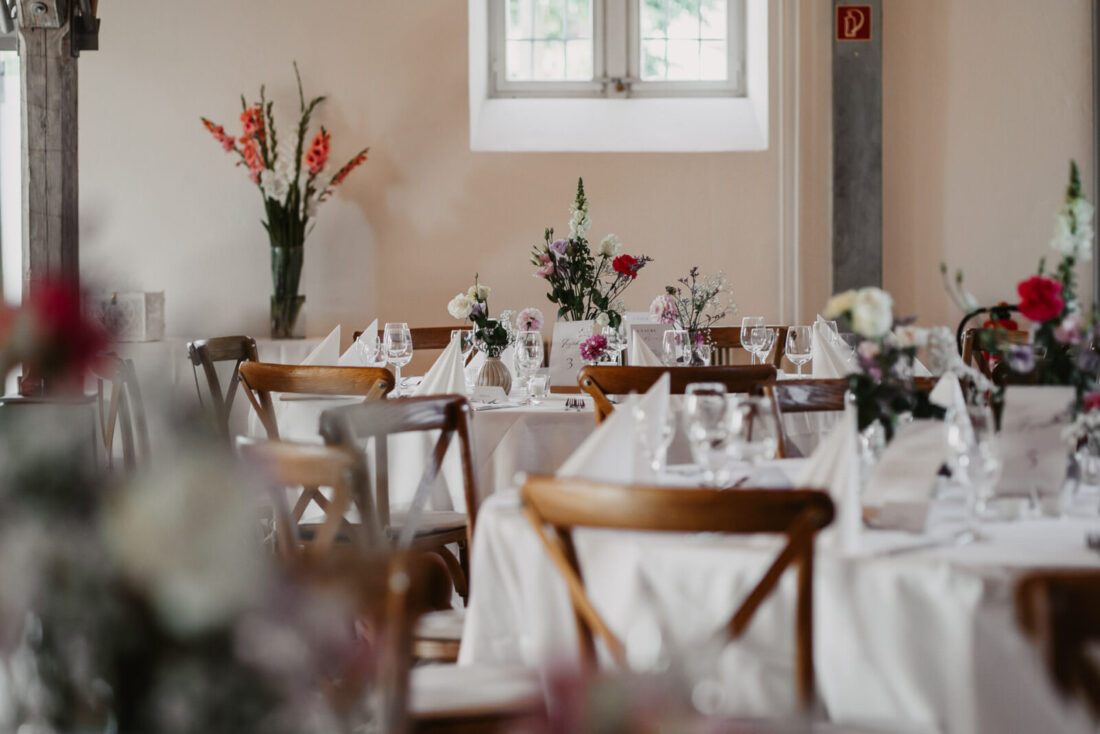 Tischdekoration mit Blumen und Kerzen im Hochzeitssaal des Zollhaus Ludwigshafen