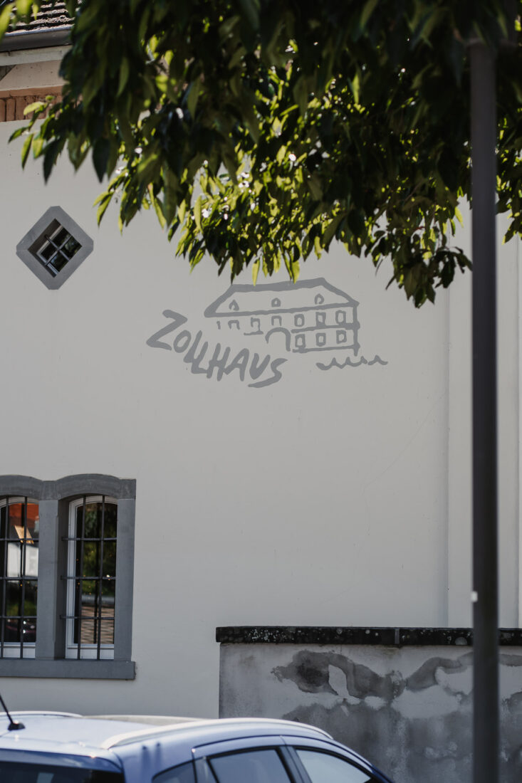 Schriftzug Zollhaus an der Fassade der Hochzeitslocation in Ludwigshafen
